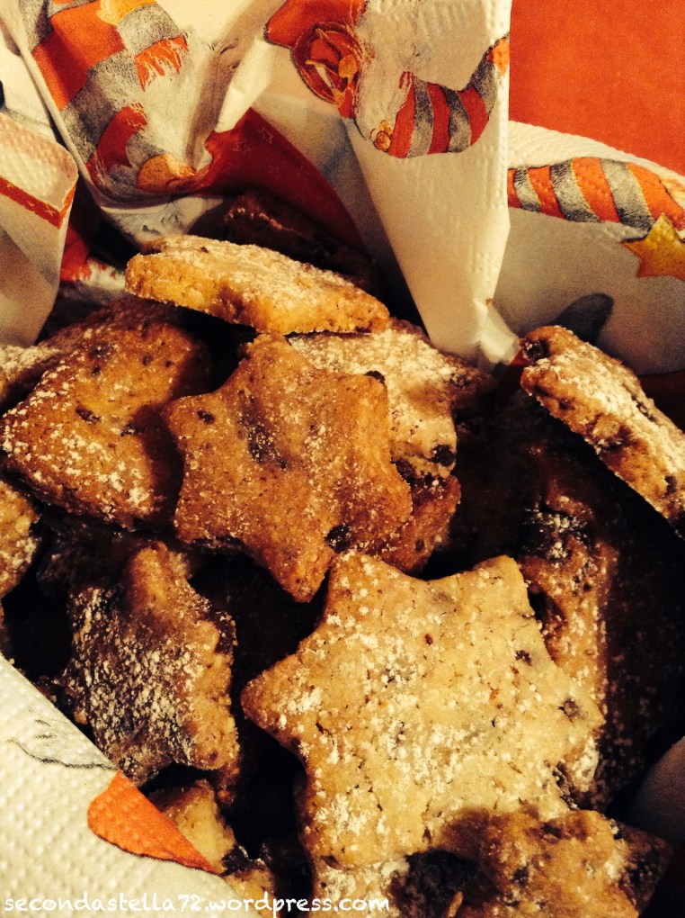 Biscottini di Natale con gocce di cioccolato e mandorle