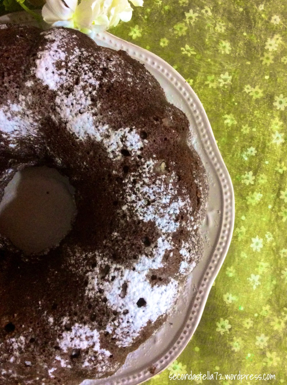 Ciambella morbida al cioccolato nocciolato e pere 