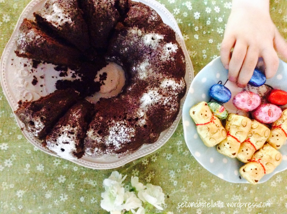 Ciambella morbida al cioccolato nocciolato e pere