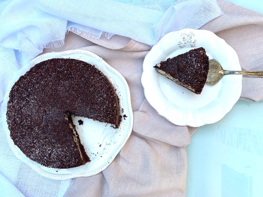 Torta sbriciolata al cacao con ricotta e scaglie di cioccolato fondente