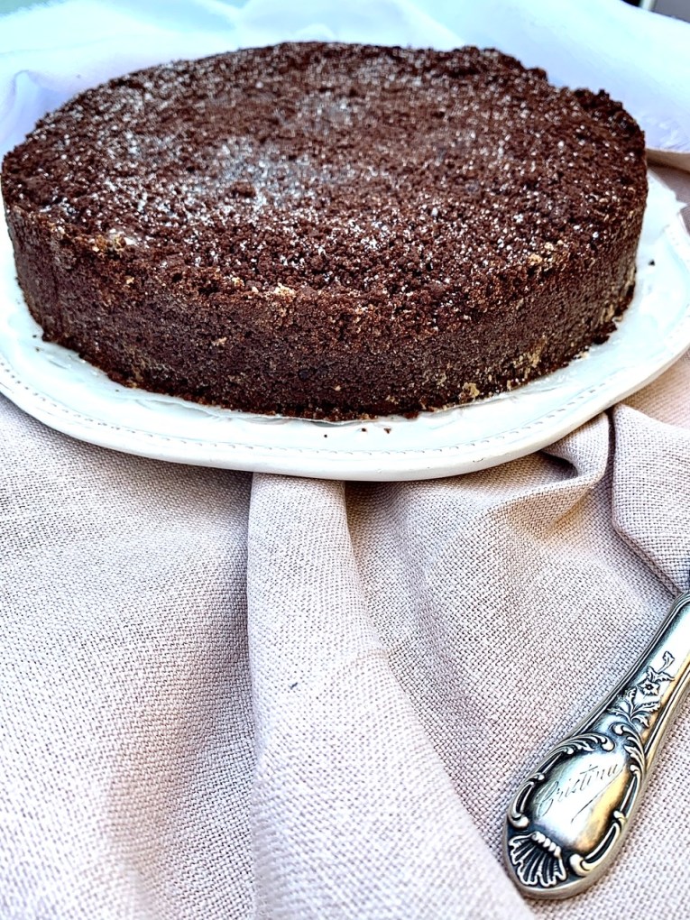 Torta sbriciolata al cacao con ricotta e scaglie di cioccolato