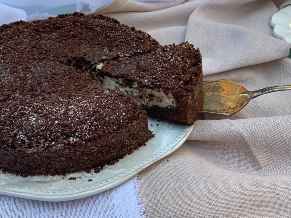 Torta sbriciolata al cacao con ricotta e scaglie di cioccolato