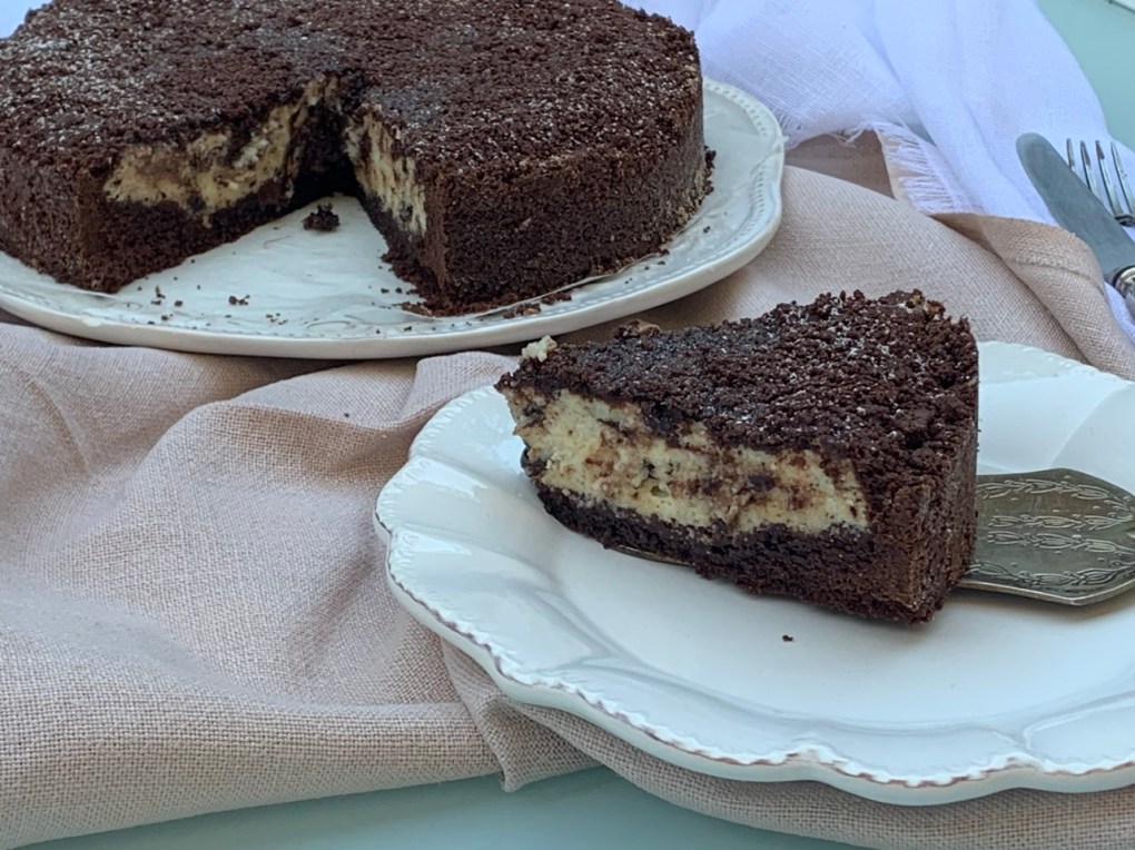 Torta sbriciolata al cacao con ricotta e gocce di cioccolato fondente