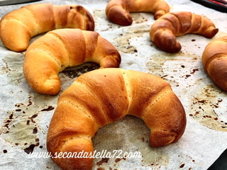 Cornetti al latte condensato