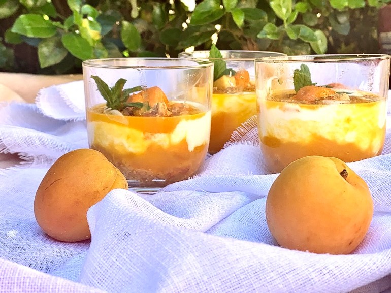 Bicchierini di albicocche e yogurt all’ananas